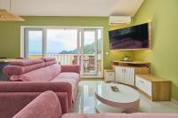 TV a/nebo společenská místnost v ubytování Apartments More Luxury