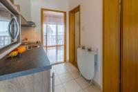 Kuchyňa alebo kuchynka v ubytovaní One-Bedroom Apartment in Crikvenica LXXIX