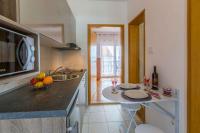 Kuchyňa alebo kuchynka v ubytovaní One-Bedroom Apartment in Crikvenica LXXIX