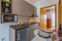Kuchyňa alebo kuchynka v ubytovaní One-Bedroom Apartment in Crikvenica LXXIX