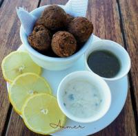 un piatto di cibo con una ciotola di salsa e fette di limone di Na praia - Araça 305 Super luxo - Frente mar a Natal