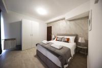 Posteľ alebo postele v izbe v ubytovaní Beachfront Apartments and Rooms