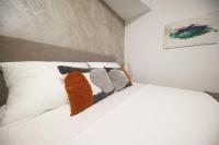 Posteľ alebo postele v izbe v ubytovaní Beachfront Apartments and Rooms