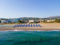 una playa con tumbonas y el océano en Hotel Kathrin Beach, en Adelianos Kampos