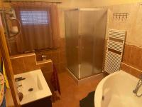 Koupelna v ubytování Holiday home in Balatonbereny 18035