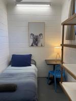 YHA Coolangatta Gold Coastにあるベッド