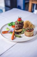 オルデニズにあるKassandra Boutique Hotelのテーブルの上に置かれた肉と野菜の料理の皿