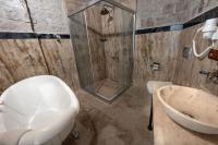Sarnich Cave Suitesにあるバスルーム
