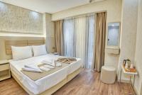 イスタンブールにあるFlorina Hotelのタオルが敷かれたベッドのあるホテルの部屋
