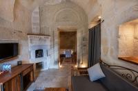 Sarnich Cave Suitesにあるテレビまたはエンターテインメントセンター