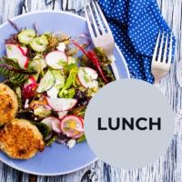 einen Teller Essen mit Salat auf dem Tisch in der Unterkunft Pokoje De Luxe Figaro in Płock