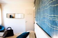 Televízia a/alebo spoločenská miestnosť v ubytovaní Bellevue - Rooms & Suites