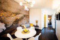 Televízia a/alebo spoločenská miestnosť v ubytovaní Bellevue - Rooms & Suites