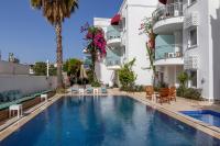 The swimming pool at or close to La Brezza Suite & Hotel