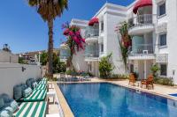 The swimming pool at or close to La Brezza Suite & Hotel