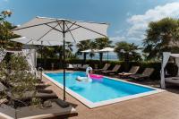 Bazén v ubytovaní Apartments Villa Chiara Opatija alebo v jeho blízkosti
