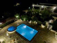 Bazén v ubytovaní Appartamento Gardenia in Villa Mariella alebo v jeho blízkosti