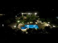Bazén v ubytovaní Appartamento Gardenia in Villa Mariella alebo v jeho blízkosti