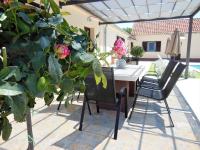 Patio lub wspólna przestrzeń na świeżym powietrzu w obiekcie Holiday Home Tuta