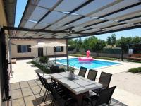 Basen w obiekcie Holiday Home Tuta lub w pobliżu