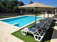 Basen w obiekcie Holiday Home Tuta lub w pobliżu