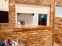 Fonfa Liget في Sénye: جدار من الطوب مع نافذة في الغرفة