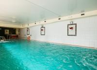 Bazén v ubytovaní Hotel Chata Za Wsią alebo v jeho blízkosti