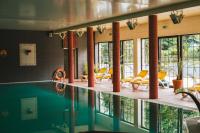 Bazén v ubytovaní Hotel Chata Za Wsią alebo v jeho blízkosti