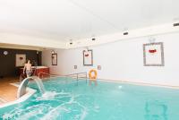 Bazén v ubytovaní Hotel Chata Za Wsią alebo v jeho blízkosti