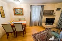 A television and/or entertainment centre at Appartements Steingasse