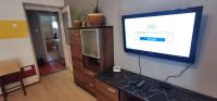 Telewizja i/lub zestaw kina domowego w obiekcie Smart Business Apartman