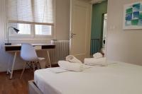 Posteľ alebo postele v izbe v ubytovaní Double Apartment - Athens Center, 7 BD, 3 BATH