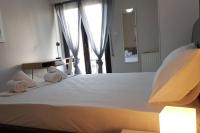 Posteľ alebo postele v izbe v ubytovaní Double Apartment - Athens Center, 7 BD, 3 BATH