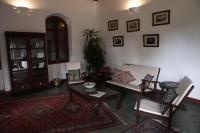 Una sala de estar con un sofá y sillas y una mesa. en Hiliki House, en Zanzíbar