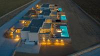 T7 LUXURY VILLAS PAROSの敷地内または近くにあるプール