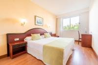 Posteľ alebo postele v izbe v ubytovaní Tropicana Hotel