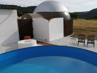 Bazén v ubytování Burbuja AntiSaturno - Glamping Alto Tajo nebo v jeho okolí
