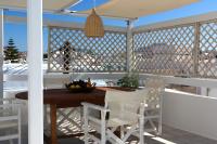Balkón alebo terasa v ubytovaní White cycladic town house with sea vew