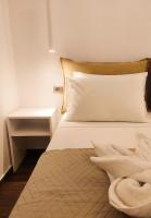 Postel nebo postele na pokoji v ubytování Polymnia Luxury Apartments Argostoli