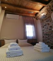 Postel nebo postele na pokoji v ubytování RiverBed Traditional Guest House