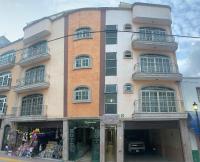 Un edificio con una tienda enfrente. en Hotel Hacienda Salvador, en San Juan de los Lagos