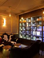 Una habitación con sofás y un estante con botellas. en Hotel Saint Louis - Au Coeur des Remparts, en Aigues-Mortes