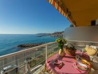 einen Balkon mit einem Tisch und Meerblick in der Unterkunft Appartement Menton, 2 pièces, 4 personnes - FR-1-196-222 in Menton