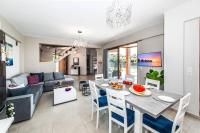 Posedenie v ubytovaní Villa Anthi, a modern villa with salted water pool,hot tub & BBQ!