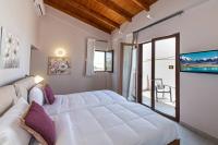 Posteľ alebo postele v izbe v ubytovaní Villa Anthi, a modern villa with salted water pool,hot tub & BBQ!