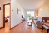 Posteľ alebo postele v izbe v ubytovaní Tropicana Hotel