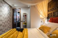 Postel nebo postele na pokoji v ubytování Suite Opium Den by Justine Apartments Apartamento turístico en Madrid Río
