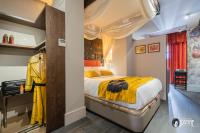 Postel nebo postele na pokoji v ubytování Suite Opium Den by Justine Apartments Apartamento turístico en Madrid Río