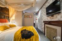 Postel nebo postele na pokoji v ubytování Suite Opium Den by Justine Apartments Apartamento turístico en Madrid Río