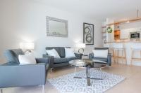 Posedenie v ubytovan&iacute; Stylish 2-bedroom apartment near the beaches